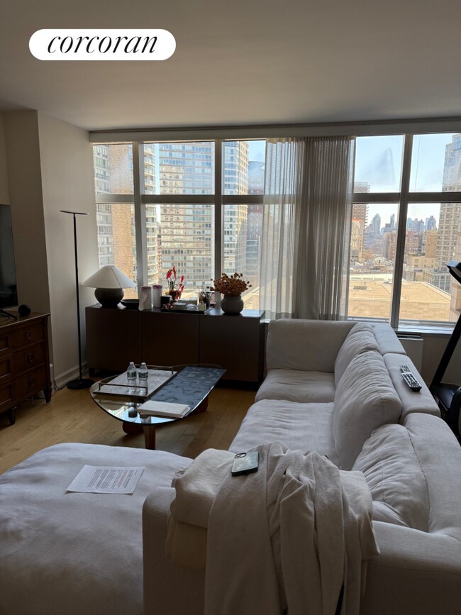 160 W 66th St in New York, NY - Building Photo - Building Photo