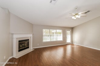 10450 McGirts Creek Dr in Jacksonville, FL - Foto de edificio - Building Photo