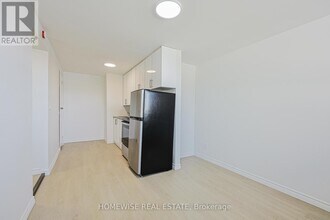 2204 Dufferin St in Toronto, ON - Building Photo - Building Photo