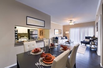 Whisper Creek in Lakewood, CO - Foto de edificio - Building Photo