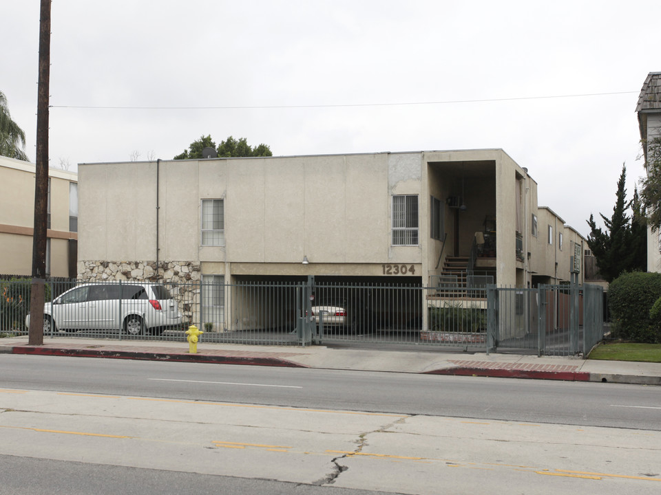 12304 Burbank Blvd in Valley Village, CA - Building Photo