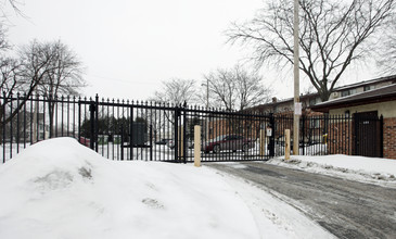 Auer Court Apartments in Milwaukee, WI - Building Photo - Building Photo