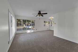 32725 Barkley St in Livonia, MI - Foto de edificio - Building Photo