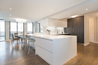 200 E Delaware Pl in Chicago, IL - Building Photo - Building Photo