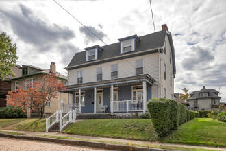 713 Clinton Pl, Unit 713 Clinton Place in Pittsburgh, PA - Foto de edificio - Building Photo