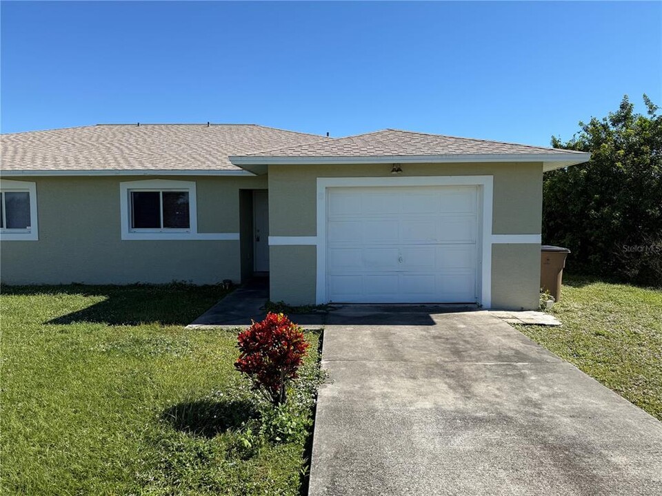 1131 Graystone Ave in Lehigh Acres, FL - Building Photo