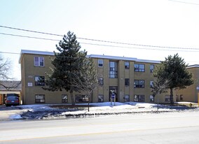 827 Wilson Ave in Toronto, ON - Building Photo