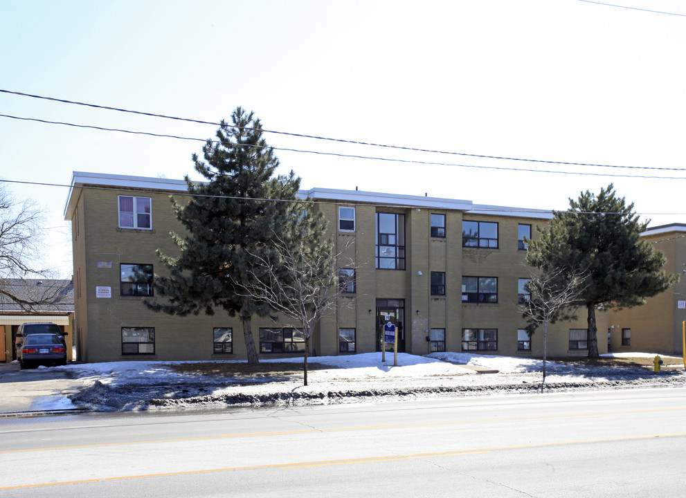 827 Wilson Ave in Toronto, ON - Building Photo
