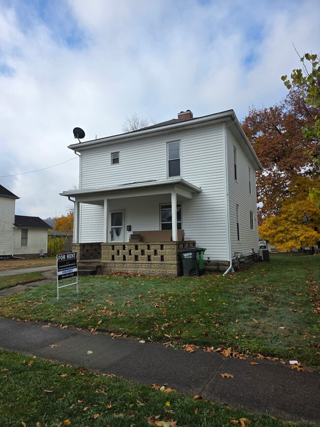 409 S 3rd St in Coshocton, OH - Foto de edificio - Building Photo