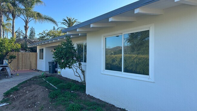 1225 Foothill Dr in Vista, CA - Building Photo - Building Photo