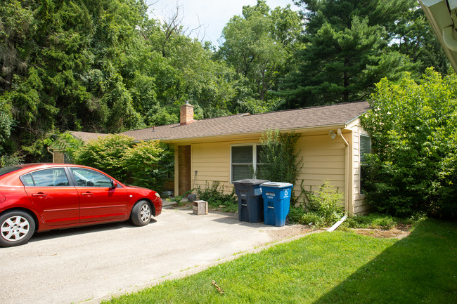 1030 Cedar Bend Dr in Ann Arbor, MI - Foto de edificio - Building Photo