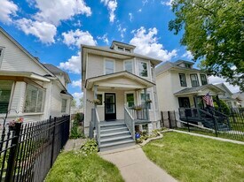 2047 N Lavergne Ave in Chicago, IL - Building Photo