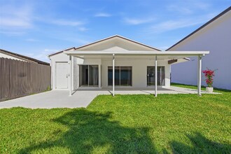 12002 SW 210th St in Miami, FL - Foto de edificio - Building Photo