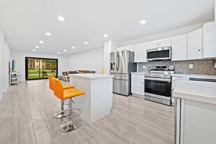 275 Gate Rd in Hollywood, FL - Building Photo