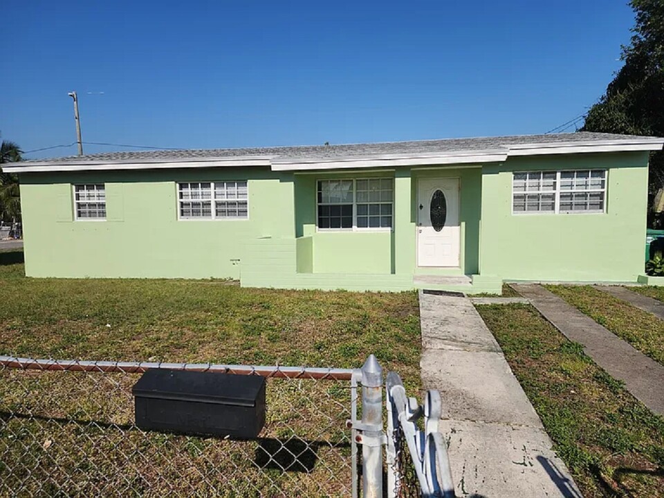 17131 NW 36th Ave in Miami Gardens, FL - Foto de edificio