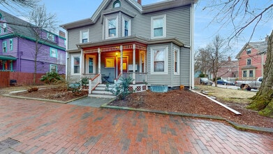 64 Frost St, Unit 1 in Cambridge, MA - Foto de edificio - Building Photo