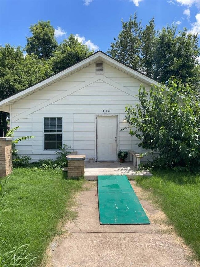 property at 906 SW G Ave