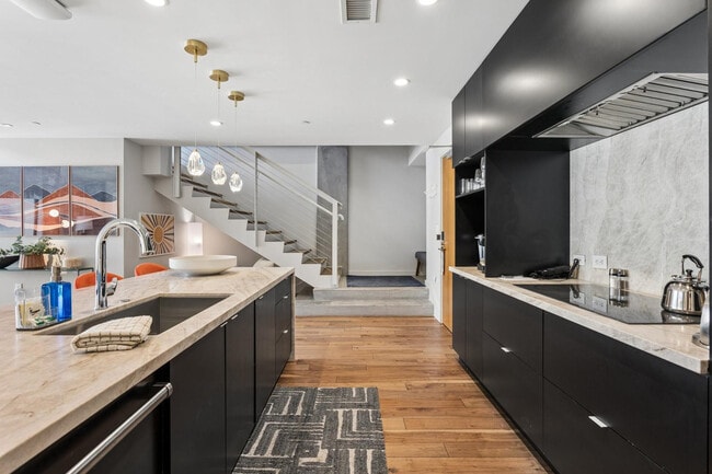 5455 E Lincoln Dr in Paradise Valley, AZ - Foto de edificio - Building Photo