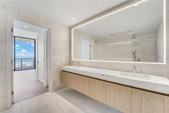 500 Alton Rd, Unit 3304 in Miami Beach, FL - Building Photo - Building Photo