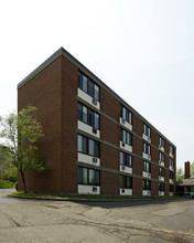 Council Gardens - Senior in Cleveland, OH - Foto de edificio - Building Photo