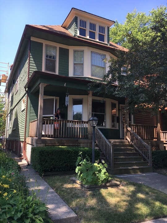 1075 Lakepointe St, Unit 1075 in Grosse Pointe Park, MI - Foto de edificio