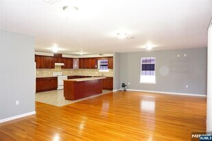 492-494-494 Irvine Turner Blvd, Unit 3 in Newark, NJ - Building Photo