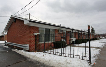 Rosegarden Apartments in Warren, MI - Building Photo - Building Photo