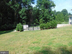 1027 Towlston Rd in McLean, VA - Foto de edificio - Building Photo