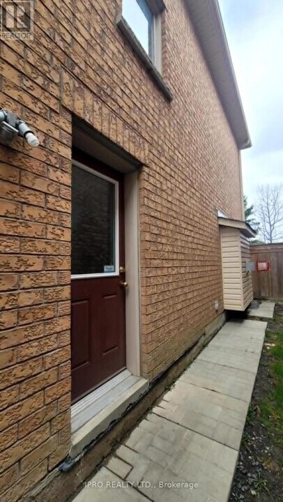 16 Vanwood Crescent in Brampton, ON - Building Photo
