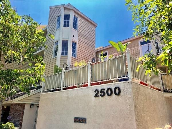 2500 E 4th St, Unit 204 in Long Beach, CA - Foto de edificio - Building Photo