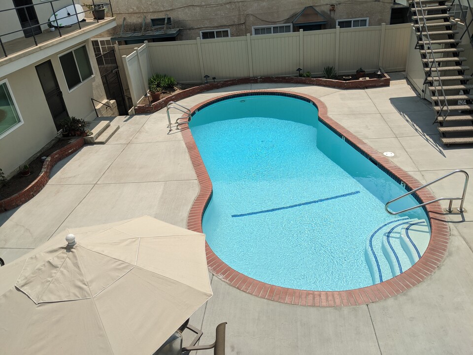 Sea Haven Pool Apartments in Venice, CA - Building Photo