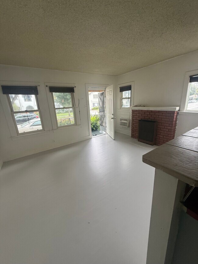 1133 E Lexington Dr, Unit 1133 in Glendale, CA - Building Photo - Building Photo
