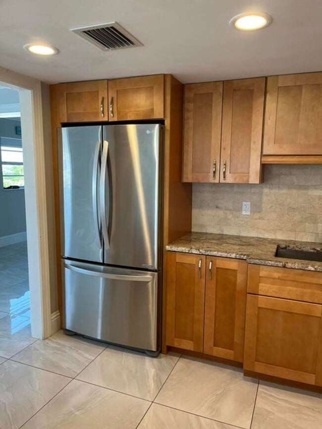 155 Yacht Club Dr in North Palm Beach, FL - Building Photo - Building Photo