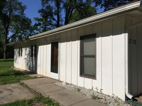 2315 NW Klamm Rd in Riverside, MO - Building Photo - Building Photo