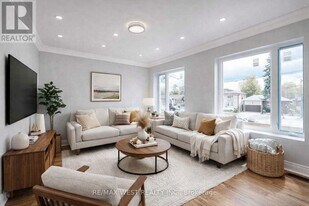 656 Sheppard Ave W in Toronto, ON - Building Photo