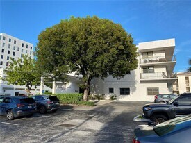 1900 Diana Dr in Hallandale Beach, FL - Building Photo