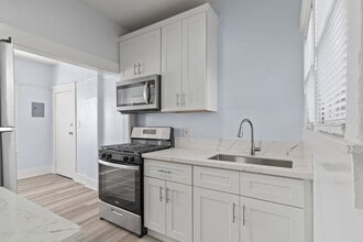 1049 E 5th St, Unit L in Long Beach, CA - Building Photo - Building Photo