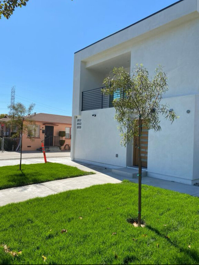 8931 McNerney Ave in South Gate, CA - Foto de edificio - Building Photo