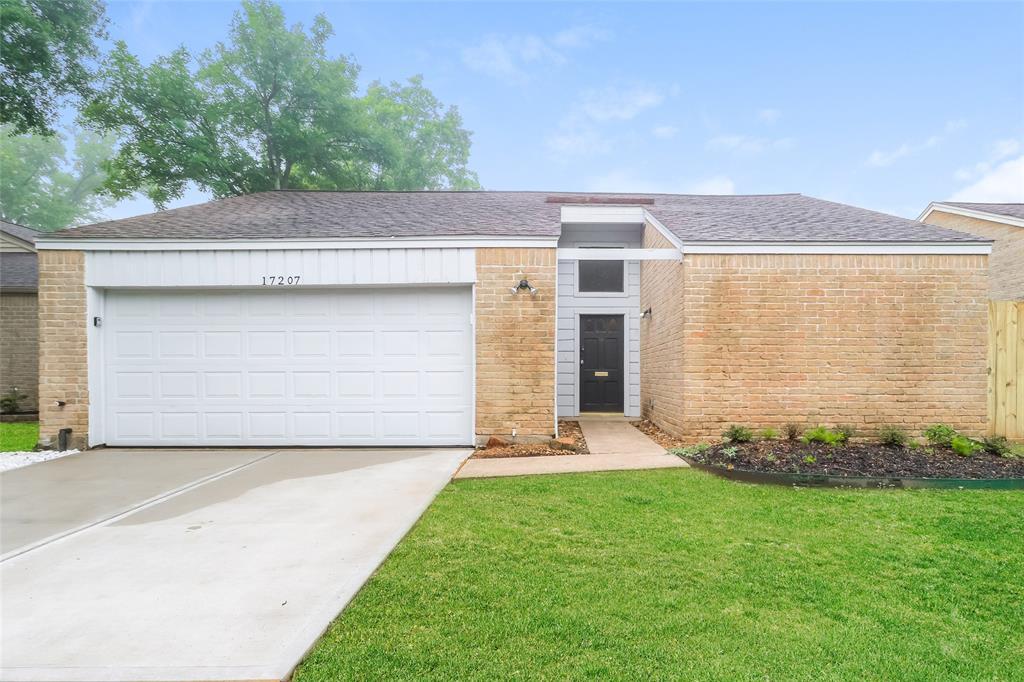 17207 E Sugar Meadow Dr in Houston, TX - Building Photo