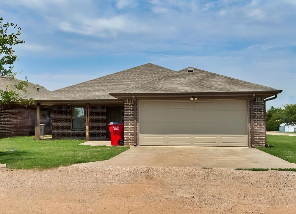 410 E China St in Holliday, TX - Building Photo