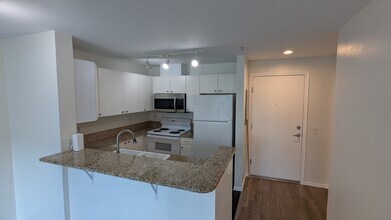 323 Queen Anne Ave N, Unit 509 in Seattle, WA - Building Photo - Building Photo