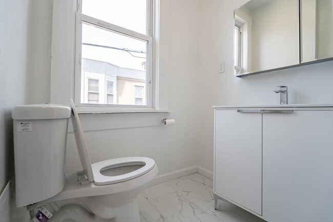 2410 Wharton St, Unit 2nd Floor in Philadelphia, PA - Foto de edificio - Building Photo