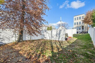 77 Byron St, Unit 2 in Boston, MA - Foto de edificio - Building Photo