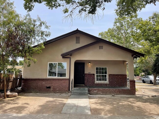 1304 N Thesta St in Fresno, CA - Foto de edificio - Building Photo