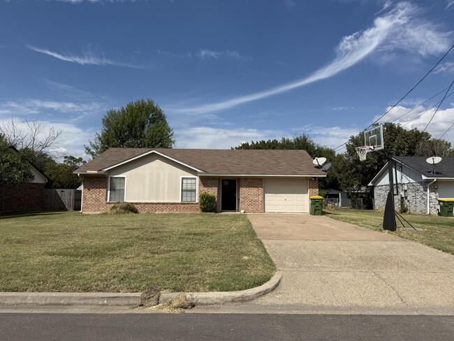 3916 Paradise Island Rd in Waco, TX - Building Photo - Building Photo