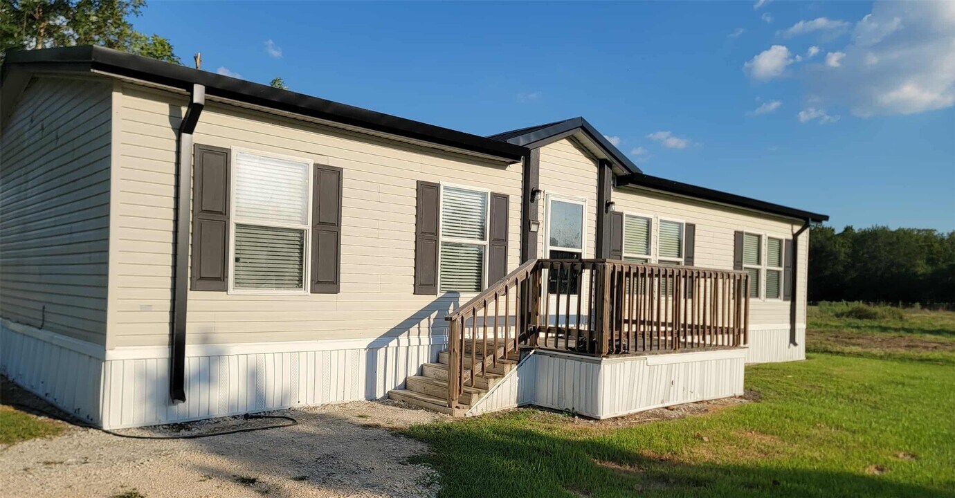 405 Battlebell Rd in Highlands, TX - Building Photo