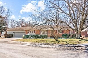 2741 Clinton Cir in Hopkinsville, KY - Building Photo