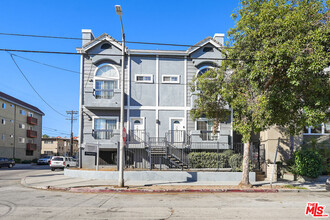 5004 Bakman Ave in Los Angeles, CA - Building Photo - Building Photo