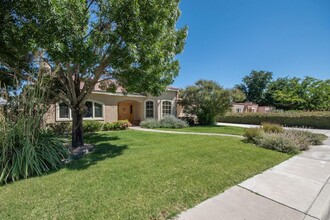 1719 San Cristobal Rd SW in Albuquerque, NM - Foto de edificio - Building Photo