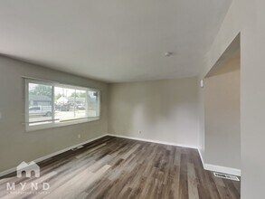 654 Hillsdale Dr in West Jefferson, OH - Building Photo - Building Photo